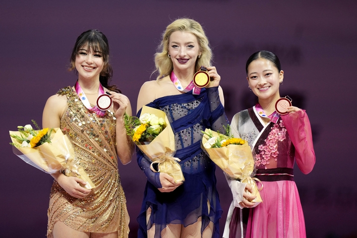 女子で3位に入った渡辺倫果(右)=重慶(共同)