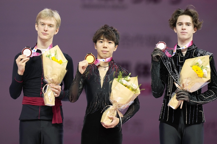 男子で優勝した佐藤駿(中央)=重慶(共同)