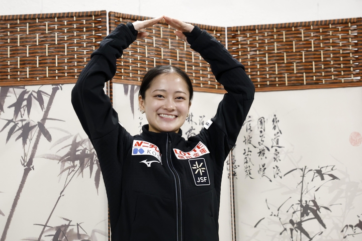 試合から一夜明け、取材に応じる渡辺倫果=26日、重慶(共同)