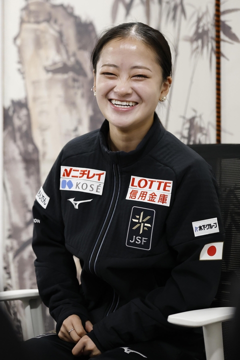試合から一夜明け、取材に応じる渡辺倫果=26日、重慶(共同)