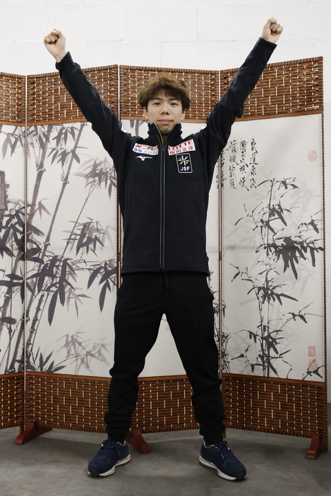優勝から一夜明け、取材に応じる佐藤駿=26日、重慶(共同)