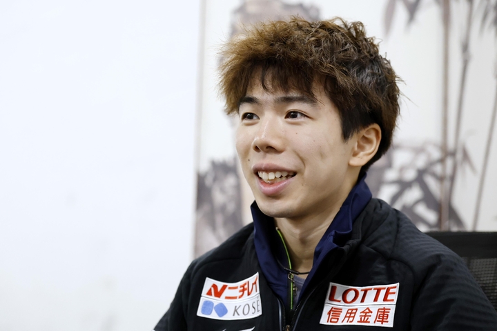 優勝から一夜明け、取材に応じる佐藤駿=26日、重慶(共同)