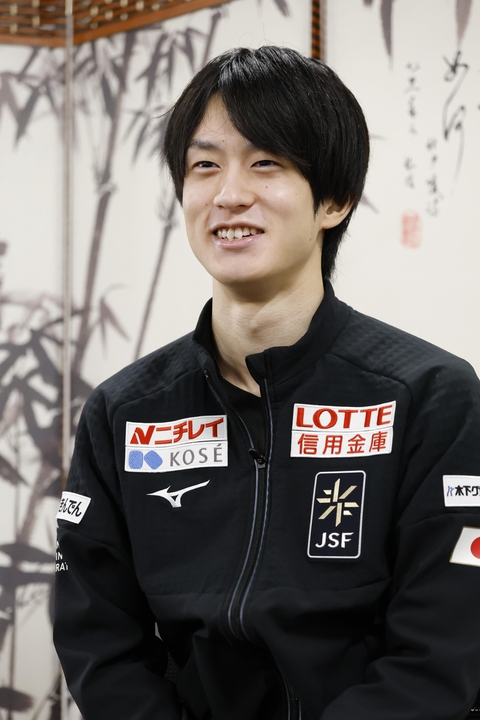 試合から一夜明け、取材に応じる山本草太=26日、重慶(共同)