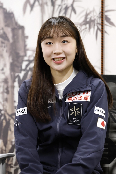 試合から一夜明け、取材に応じる松生理乃=26日、重慶(共同)