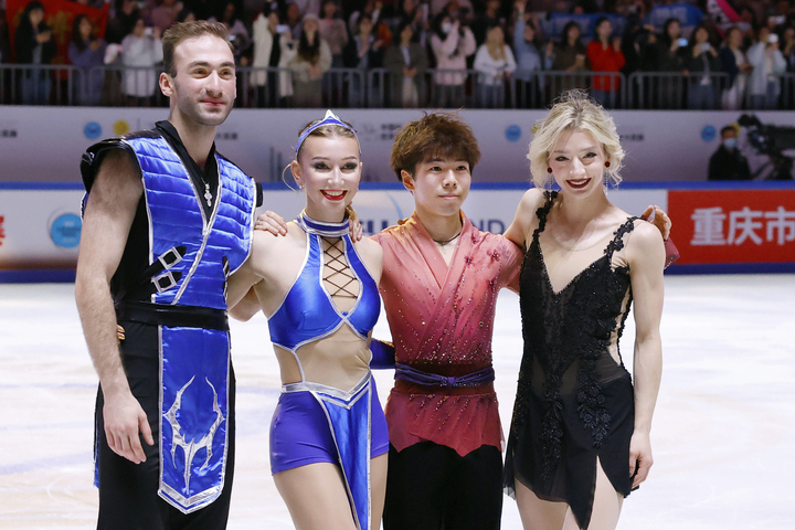 エキシビションを終え、記念撮影する佐藤駿(右から2人目)ら優勝選手=重慶(共同)