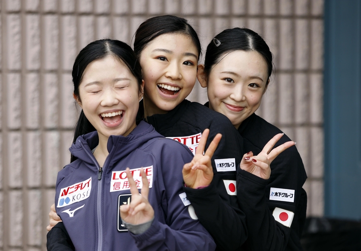 練習を終えポーズする(左から)中井亜美、千葉百音、青木祐奈=29日、カナダ・サスカトゥーン(共同)