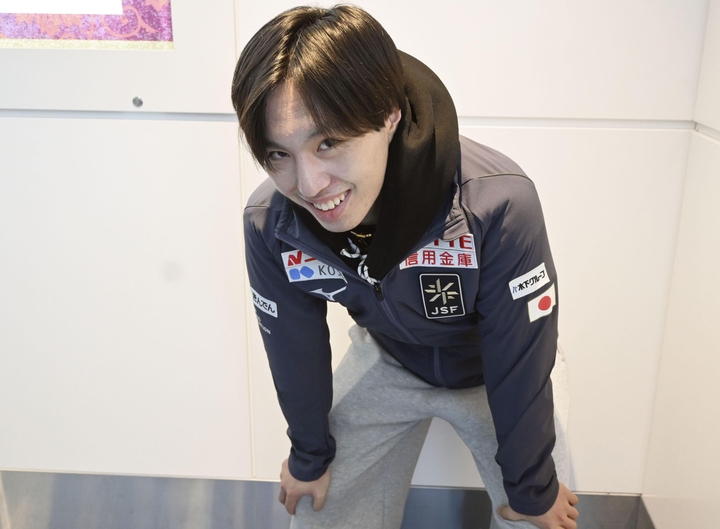　ＧＰシリーズ第３戦スケートカナダから帰国し、ポーズをとる男子で３位の三浦佳生＝４日、羽田空港