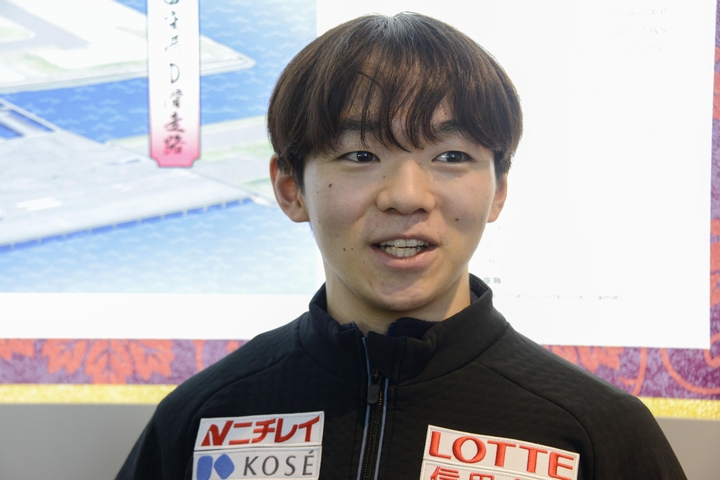 帰国し、取材に応じるフィギュアスケート男子の鍵山優真=24日、羽田空港