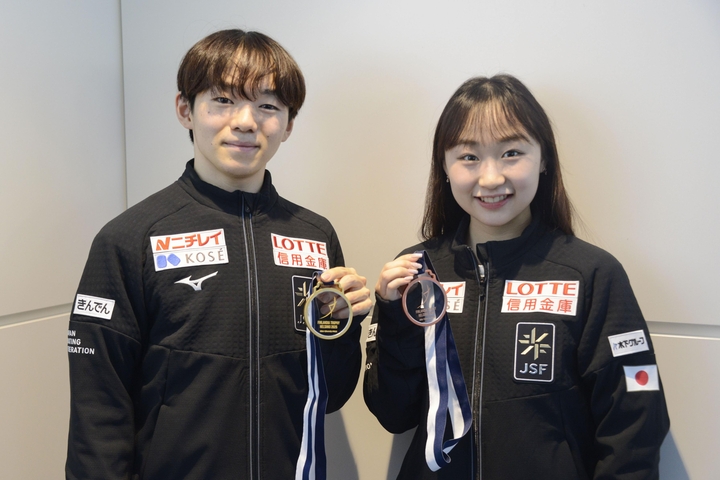 帰国し、取材に応じるフィギュアスケート男子の鍵山優真(左)と女子の松生理乃=24日、羽田空港