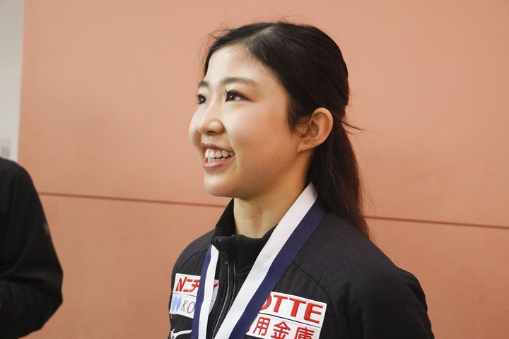 帰国し、取材に応じるフィギュアスケート女子の千葉百音=24日、関西空港