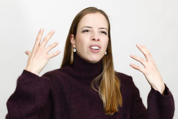 　インタビューに答えるカロリナ・コストナーさん