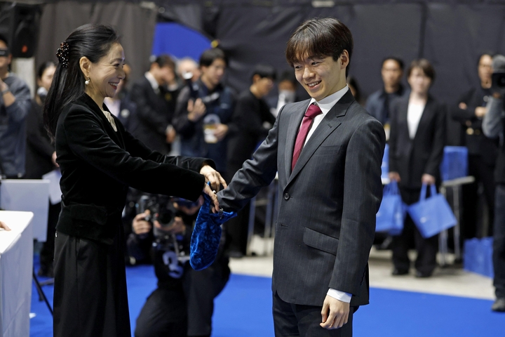 　男子ＳＰの滑走順抽選を行う鍵山優真（右）＝国立代々木競技場