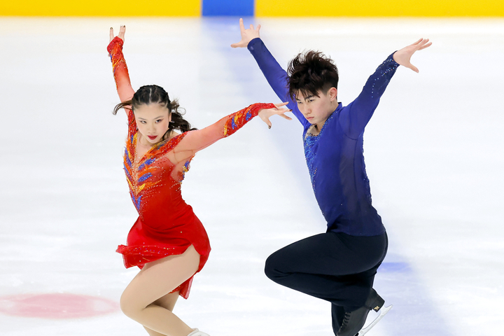 　公式練習で調整するアイスダンスの吉田唄菜（左）、森田真沙也組＝東京辰巳アイスアリーナ