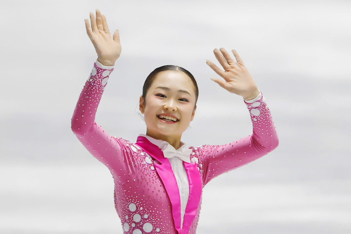 女子SPの演技を終え、歓声に応える島田麻央=国立代々木競技場