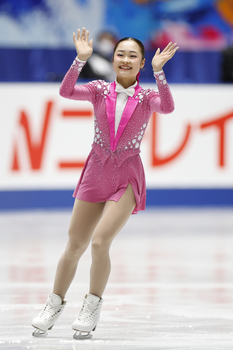 女子SPの演技を終え、歓声に応える島田麻央=国立代々木競技場