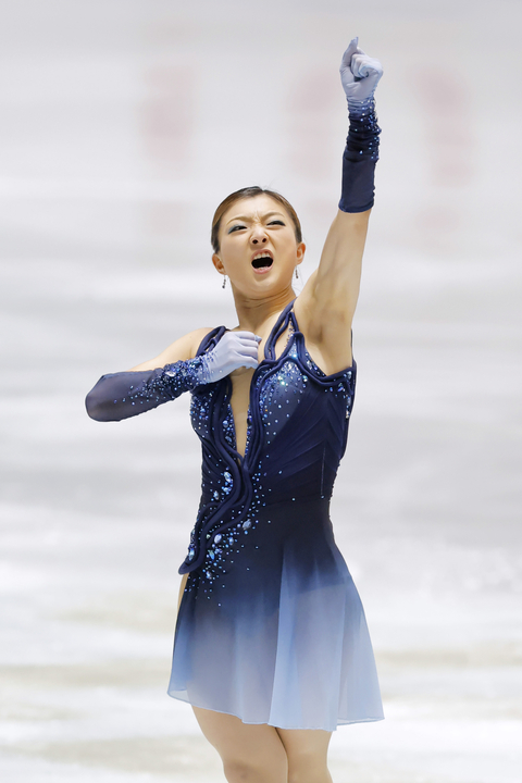 女子SPの演技を終え、ガッツポーズする坂本花織=国立代々木競技場