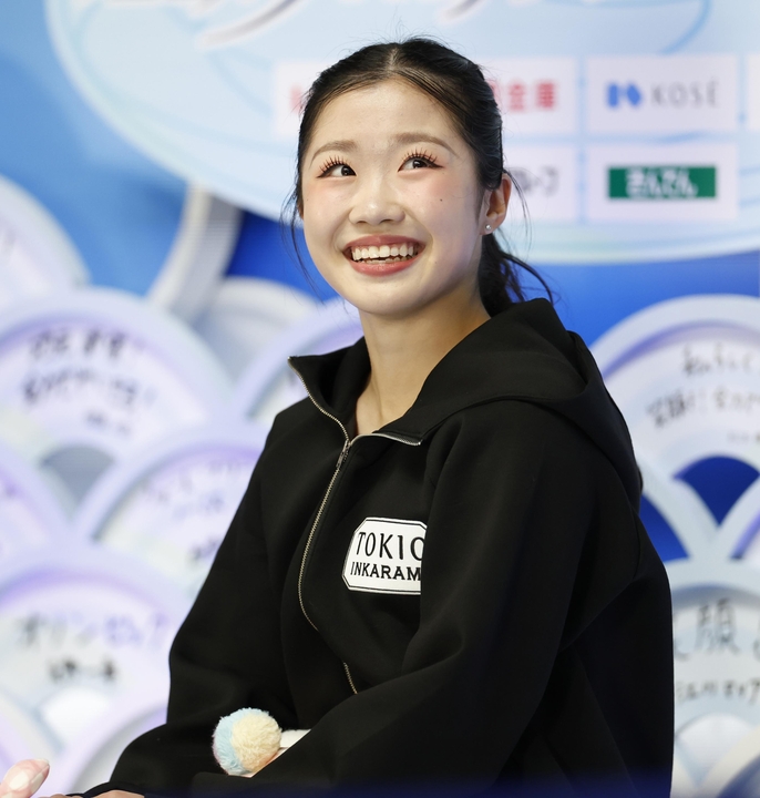 女子SPの得点を確認し、笑顔を見せる中井亜美=国立代々木競技場