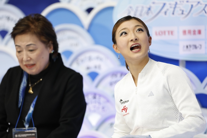 女子SPの得点を確認する坂本花織。左は中野園子コーチ=国立代々木競技場