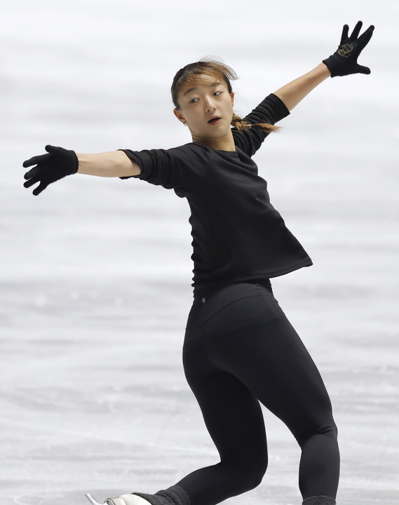 公式練習で調整する坂本花織=国立代々木競技場