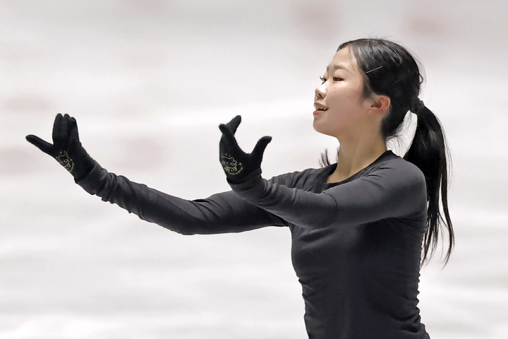 公式練習で調整する中井亜美=国立代々木競技場