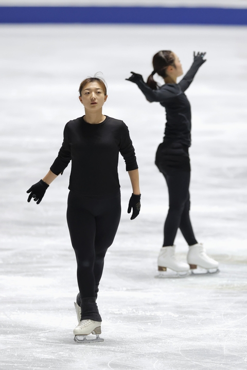 公式練習で調整する坂本花織。右は島田麻央=国立代々木競技場