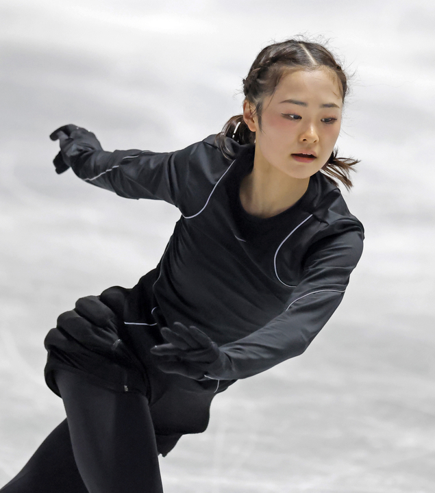 公式練習で調整する島田麻央=国立代々木競技場