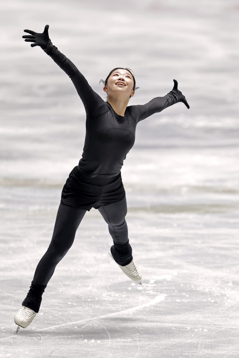 公式練習で調整する中井亜美=国立代々木競技場