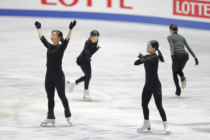 公式練習を終えた(左から)坂本花織、島田麻央、渡辺倫果ら=国立代々木競技場