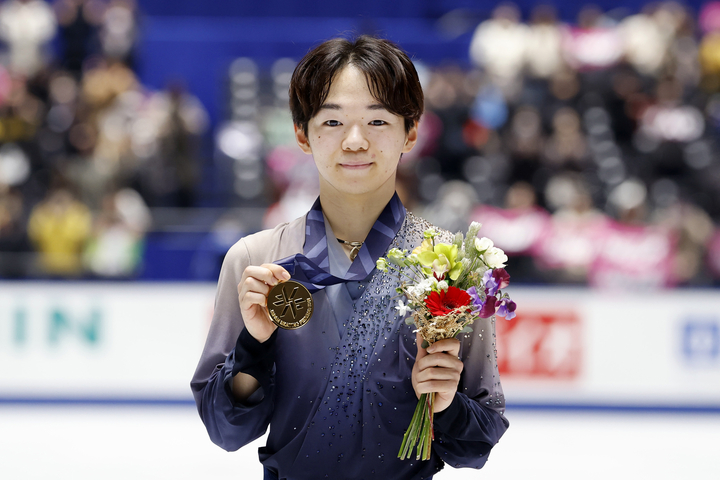 フィギュアスケートの全日本選手権で2年連続2度目の優勝を果たし、ミラノ・コルティナ冬季五輪代表に決まった鍵山優真=20日、東京・国立代々木競技場