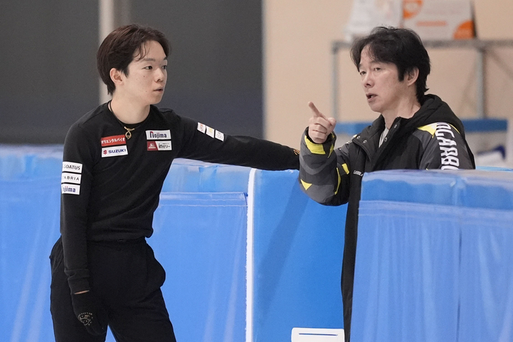 　練習中に父の正和コーチ（右）と話す、フィギュアスケート男子の鍵山優真＝７月、愛知県豊田市