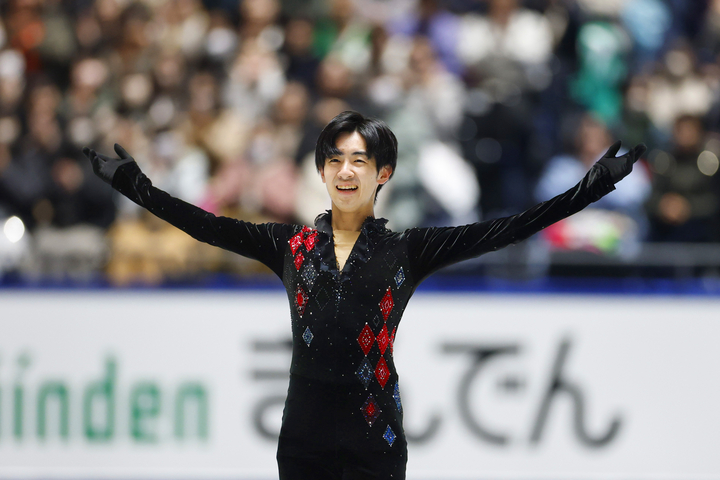 男子フリーの演技を終え、あいさつする壷井達也=国立代々木競技場