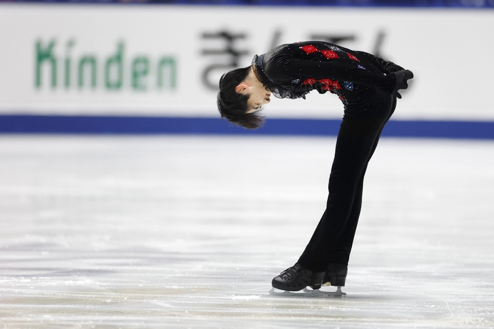 男子フリーの演技を終え、一礼する壷井達也=国立代々木競技場