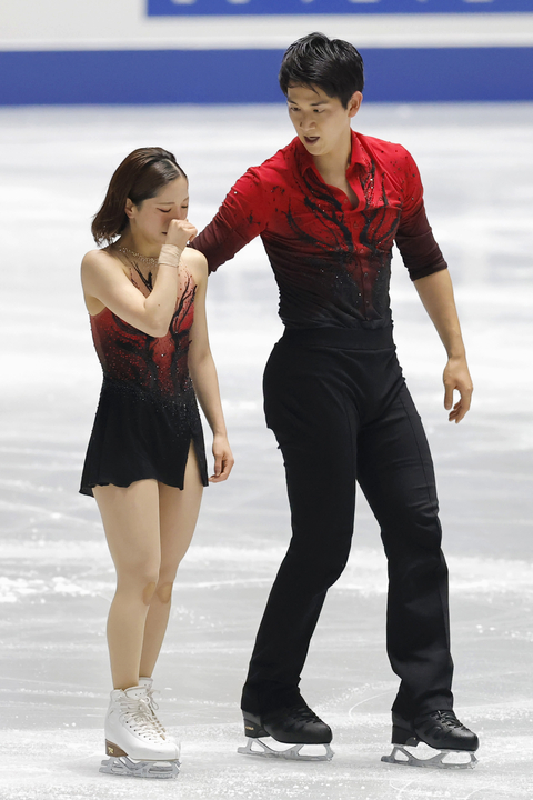 　フィギュアスケート全日本選手権のペア・ＳＰの演技を終えた三浦璃来（左）木原龍一組＝２０日、国立代々木競技場
