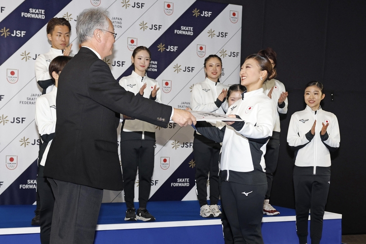 　ミラノ・コルティナ冬季五輪代表に決まり、笑顔を見せるフィギュアスケート女子の坂本花織（手前右）＝２１日、東京・国立代々木競技場