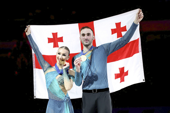 　ペアで優勝したアナスタシア・メテルキナ、ルカ・ベルラワ組＝シェフィールド（ロイター＝共同）