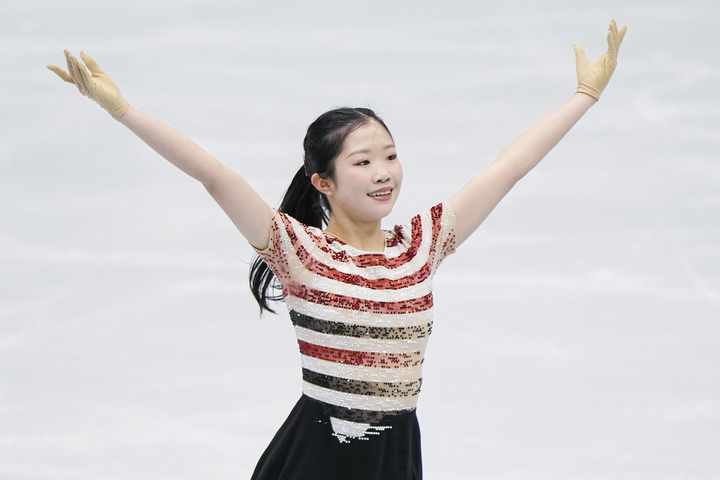 女子SPの演技を終え、歓声に応える中井亜美=北京(共同)