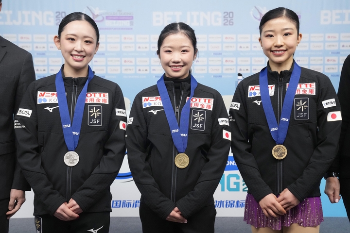 女子SPを終え、記者会見に臨む(左から)青木祐奈、中井亜美、千葉百音=北京(共同)
