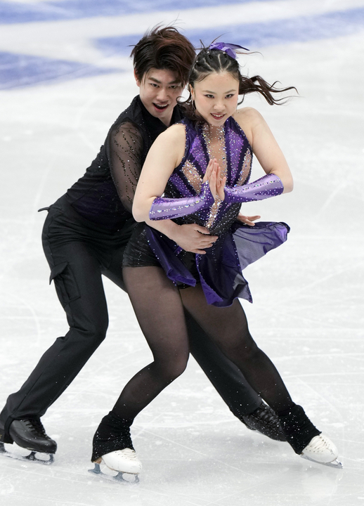 アイスダンス・RD 演技する吉田唄菜(右)、森田真沙也組=北京(共同)