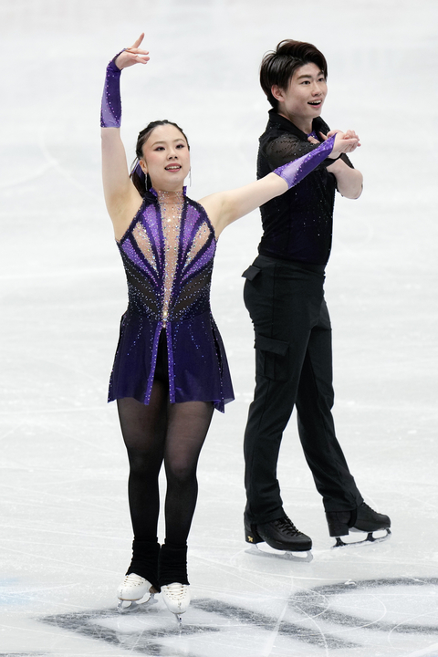 アイスダンス・RDの演技を終え、あいさつする吉田唄菜(左)、森田真沙也組=北京(共同)