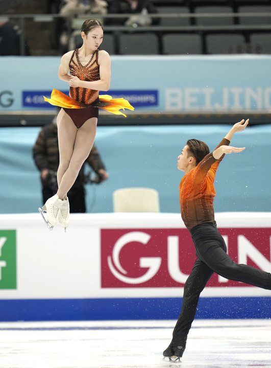 ペア・SP 演技する長岡柚奈(左)、森口澄士組=北京(共同)