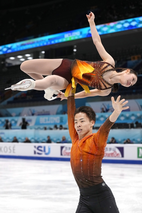 ペア・SP 演技する長岡柚奈(上)、森口澄士組=北京(共同)