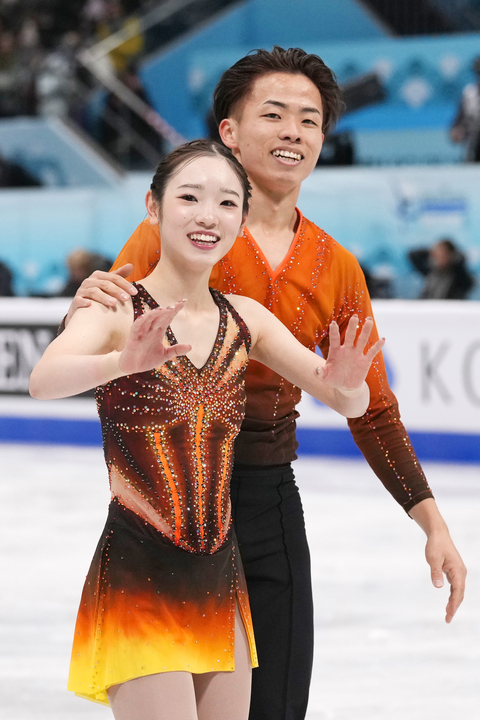 ペア・SPの演技を終え、歓声に応える長岡柚奈(左)、森口澄士組=北京(共同)