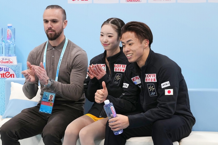 ペア・SPの得点を確認し、笑顔の長岡柚奈(中央)、森口澄士組=北京(共同)