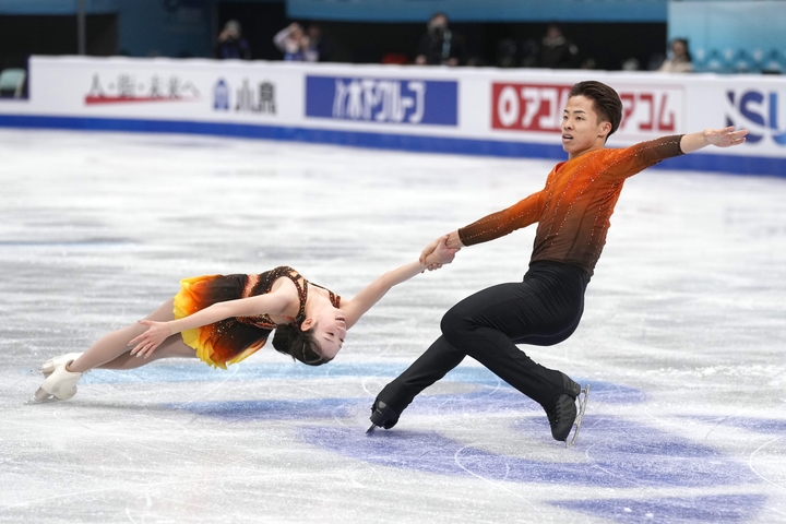 ペア・SP 演技する長岡柚奈(左)、森口澄士組=北京(共同)