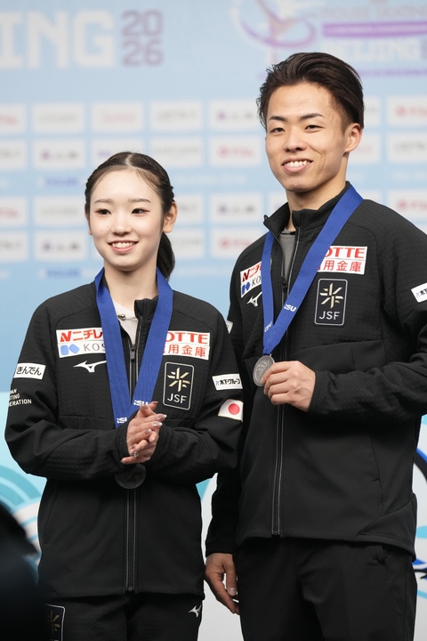 ペア・SPで2位につけ、記者会見に臨む長岡柚奈(左)、森口澄士組=北京(共同)