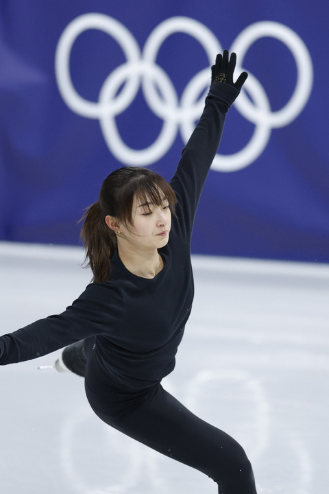 公式練習で調整する坂本花織=ミラノ(共同)