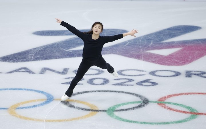 公式練習で調整する坂本花織=ミラノ(共同)