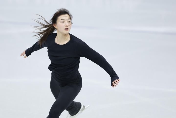 公式練習で調整する坂本花織=ミラノ(共同)