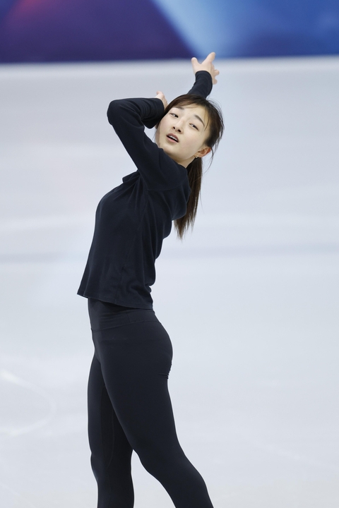 公式練習で調整する坂本花織=ミラノ(共同)