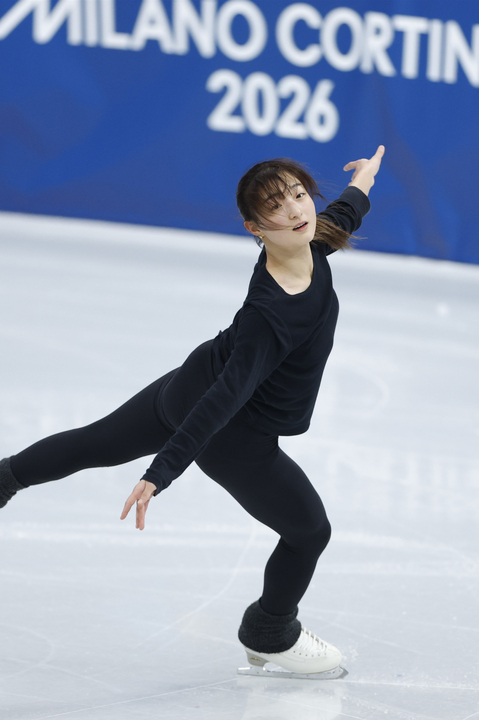 公式練習で調整する坂本花織=ミラノ(共同)